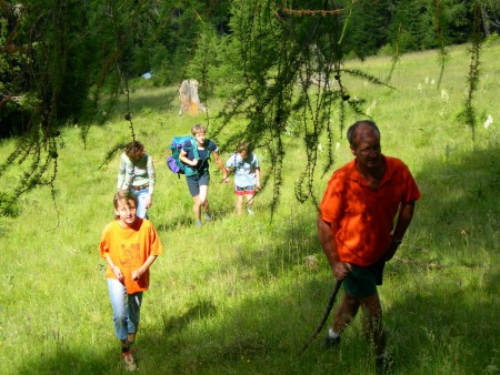 Familienwanderung mit "Schnitzeljagd", dabei vergeht die Zeit für Kinder im Flug