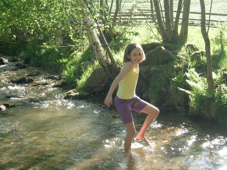 Ein Wasserrad bauen ist sowohl für Kinder als auch Erwachsene eine kleine Herausforderung