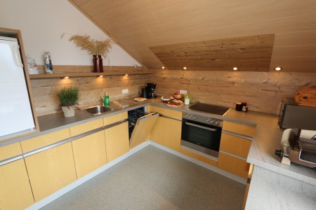 Diese Küche befindet sich in der Fewo mit Balkon