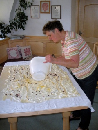 Den Strudel noch einrollen, backen,...